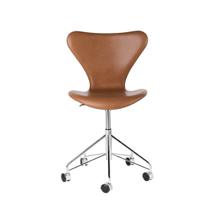 Fritz Hansen - Series 7™ (3117) swivel chair fully upholstered - Skandium London