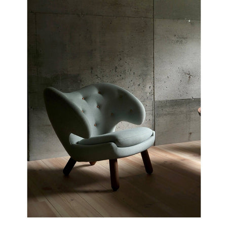 House of Finn Juhl - Pelican lounge chair with buttons - Skandium London