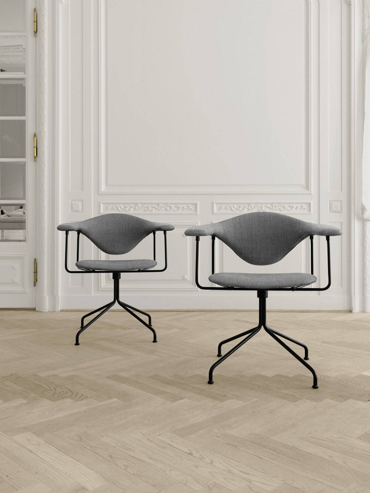 Gubi - Masculo Meeting Swivel Chair - Skandium London