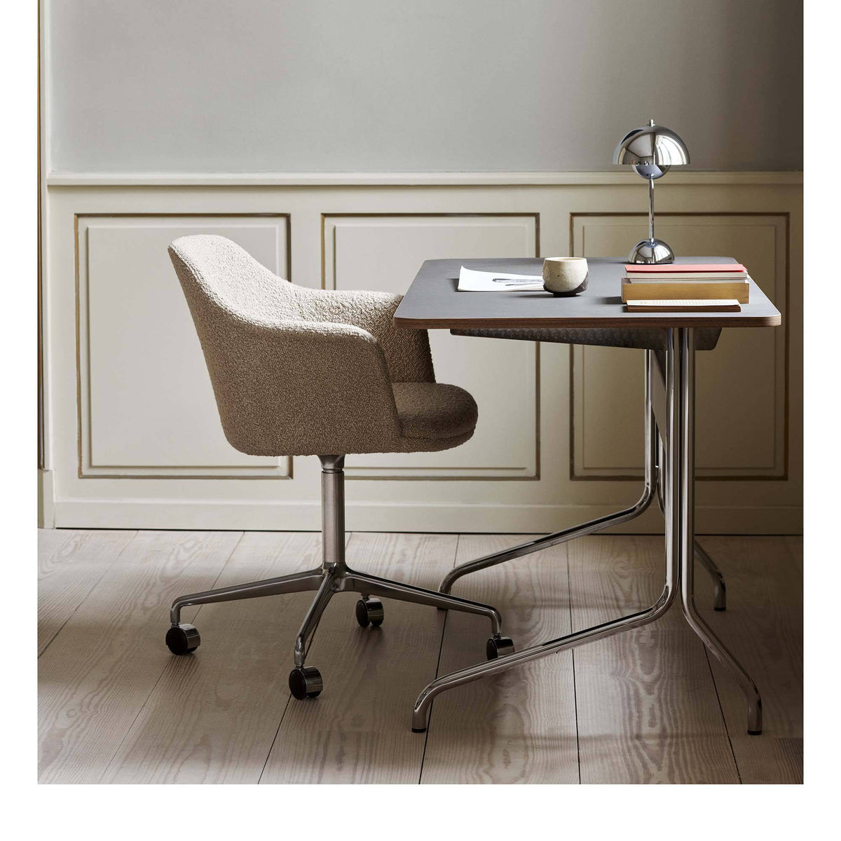 Pavilion Desk AV16 | &Tradition | Skandium London