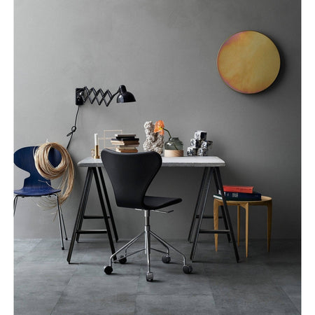 Fritz Hansen - Series 7™ (3117) swivel chair fully upholstered - Skandium London