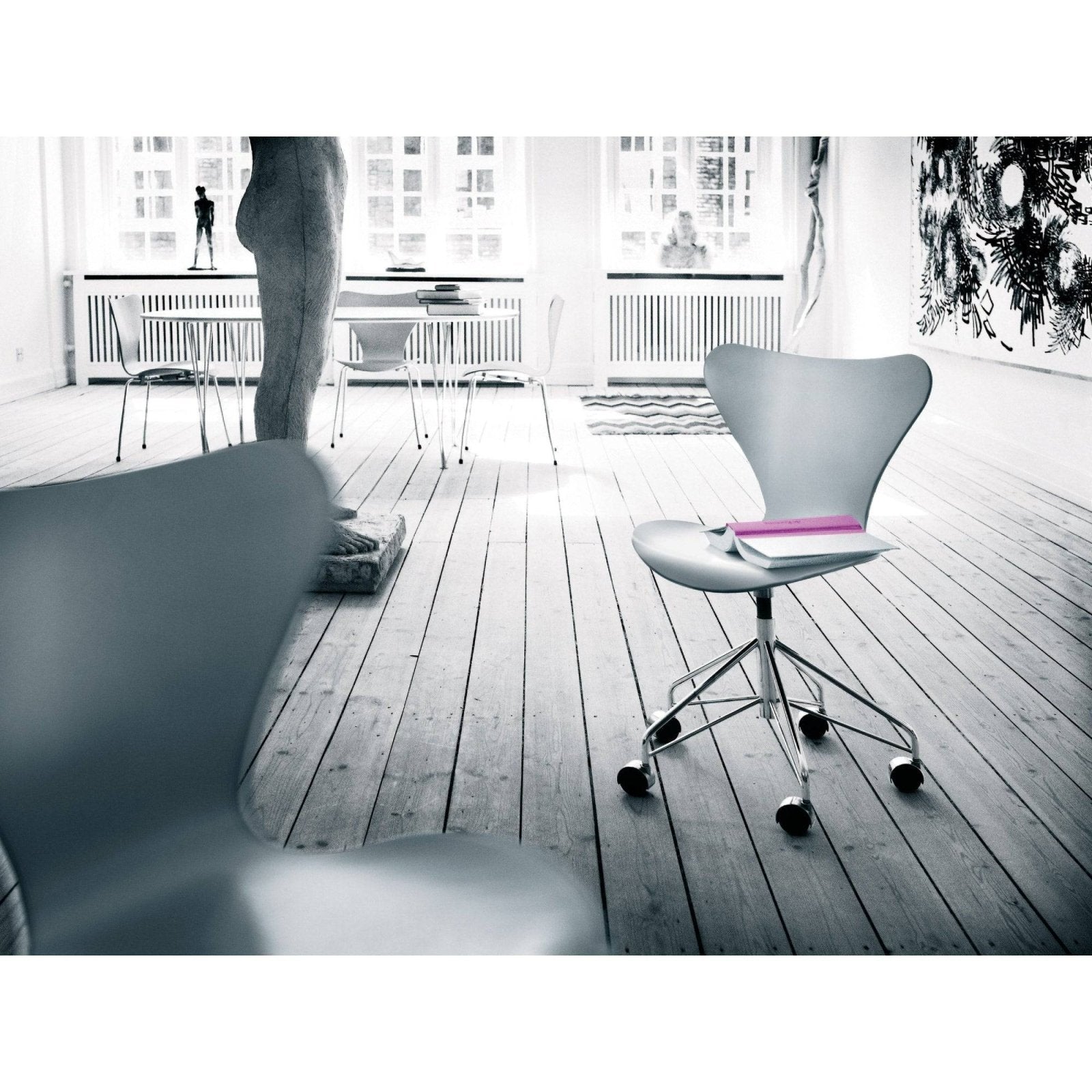 Fritz Hansen - Series 7™ swivel chair - Skandium London