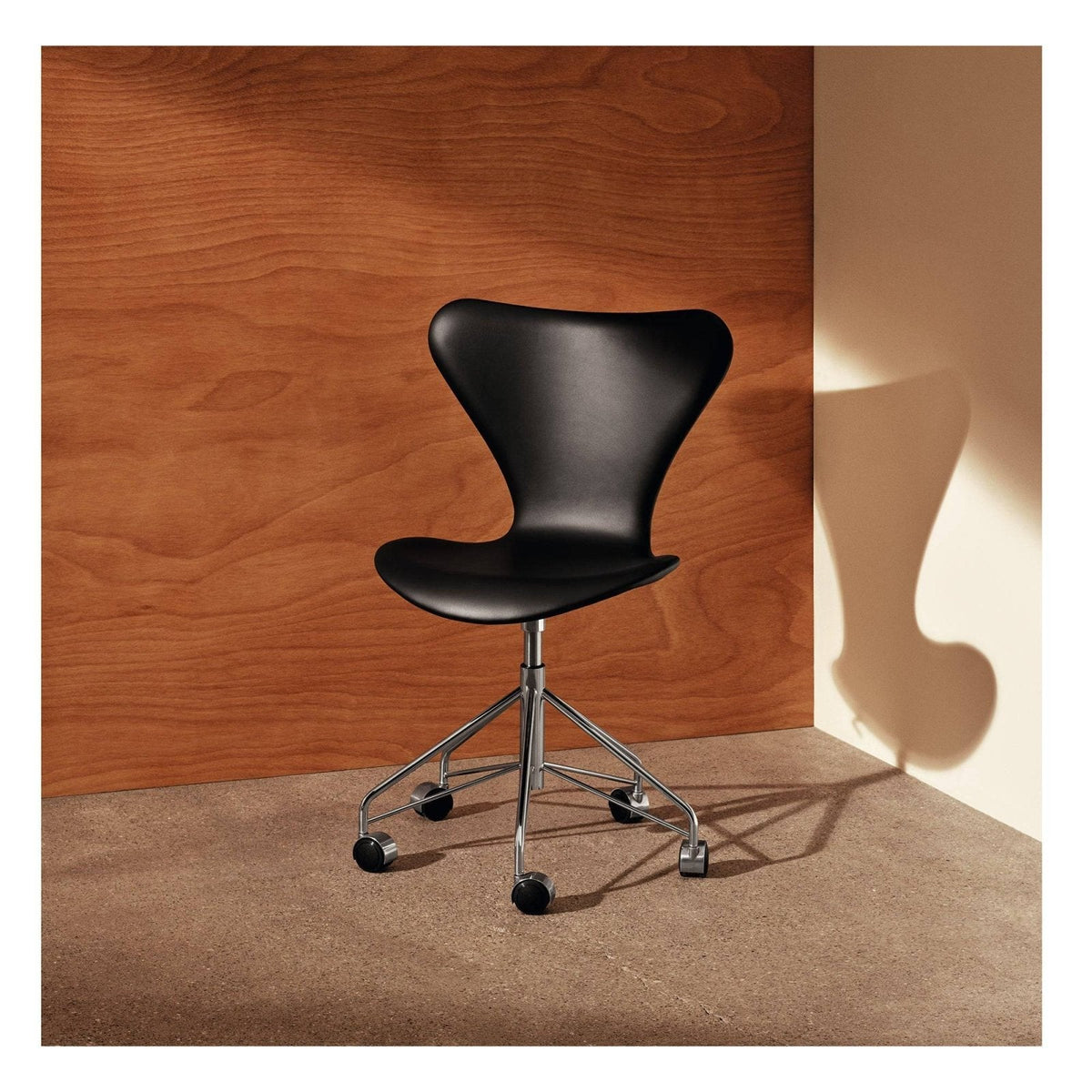 Fritz Hansen - Series 7™ (3117) swivel chair fully upholstered - Skandium London